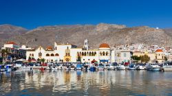 Veduta panoramica della costa di Kalymnos, Grecia, con le case affacciate sull'Egeo.
