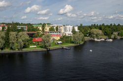 Veduta panoramica della costa di Savonlinna affacciata sul lago Pihlajavesi, Finlandia.

