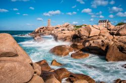 Veduta panoramica della costa rocciosa di Ploumanac'h con il faro di Mean Ruz (Bretagna) 