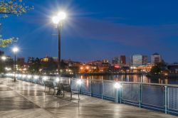 Una veduta panoramica della passeggiata di Wilmington by night lungo il fiume Christiana, Delaware, Stati Uniti.



