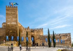 Veduta panoramica della Porta di Siviglia a Carmona, Spagna. E' una delle porte romane più importanti di tutta la Spagna ed è parte integrante delle mura che circondavano la ...