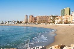 Veduta panoramica della spiaggia di Fuengirola con edifici e palazzi sullo sfondo, Malaga - © jultud / Shutterstock.com