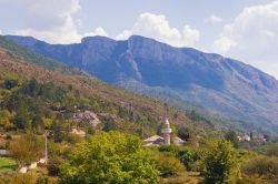 Veduta panoramica delle montagne attorno a Trebinje, Bosnia Erzegovina, in una giornata estiva di sole. Sullo sfondo, il minareto della moschea di Zupa.
