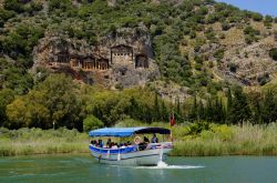 Veduta panoramica delle tombe nell'antica città di Kaunos, Dalyan, Turchia. I sei templi scavati nella roccia sono due di origine ellnistica e quattro di origine romana.

