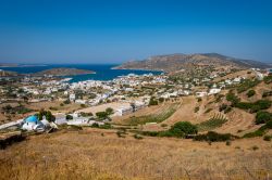 Veduta panoramica dell'isola di Lipsi, Dodecaneso, Grecia. Il suo territorio è fatto di colline che non superano i 277 metri di altezza.
