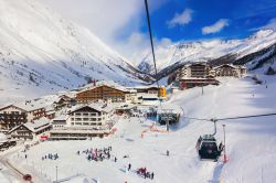 Veduta panoramica dello ski resort di Obergurgl (Austria) dall'alto di una cabinovia. 
