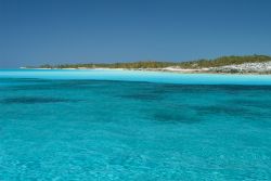 Veduta panoramica di Cat Island da una barca, Bahamas. L'isola ha fondato le sue fortune economiche sulle piantagioni di cotone.



