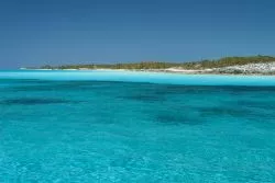 Veduta panoramica di Cat Island da una barca, Bahamas. L'isola ha fondato le sue fortune economiche sulle piantagioni di cotone.



