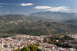 Veduta panoramica di Jaen dal castello di Santa Catalina, Andalusia, Spagna. La fortezza venne costruita nel XIII° secolo durante l'occupazione dei mori e venne fondato su una formazione ...