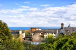 Veduta panoramica sui tetti e sul mare della città scozzese di Kirkcaldy, UK. Il paese si trova sulla costa nord del Firth of Forth, una profonda insenatura creata nella parte orientale ...