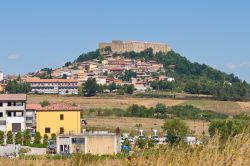 Veduta panoramica di Lagopesole, Basilicata. Frazione di Avigliano in provincia di Potenza, Lagopesole è nota per il suo passato svevo, legata alle figure di Federico II° e di suo ...