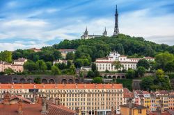 Veduta panoramica di Lione sulla collina della basilica di Fourviere, Francia. Notre-Dame venne costruita con fondi privati fra il 1872 e il 1884 su una posizione dominante rispetto alla città. ...