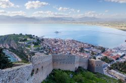 Veduta panoramica di Nafplio, Peloponneso, Grecia. Questa graziosissima città greca si trova nella parte est del Peloponneso; fu la prima capitale della Grecia e la prima città ...