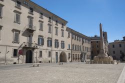Veduta panoramica di piazza Federico II° a Jesi (Marche) con alcuni edifici storici.
