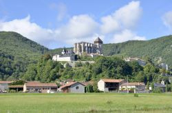 Veduta panoramica di Saint-Bertrand-de-Comminges (Francia) con l'imponente cattedrale sullo sfondo.

