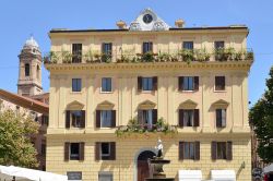 Veduta panoramica di un antico edificio del centro di Ancona, Marche.



