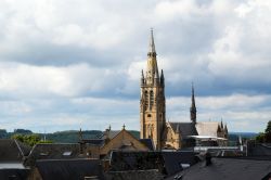 Veduta sopra i tetti della città di Arlon con la chiesa di San Martino in primo piano, Belgio.

