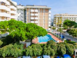 Veduta su una strada di Jesolo in una giornata di sole, Veneto. Il territorio di Jesolo si estende lungo la costa veneziana su un'area pianeggiante affacciata sul mare Adriatico - © ...