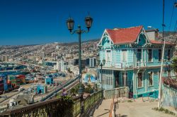 Veduta sulla città da uno dei cerros (colline) che compongono Valparaíso. In basso si nota il porto, il più importante del Cile - © Matyas Rehak / Shutterstock.com