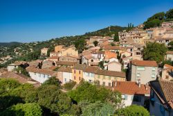 Veduta sui tetti del borgo antico di Bormes-les-Mimosas, uno dei villaggi più fioriti di tutta la Francia.



