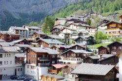 Veduta sui tetti del villaggio di Leukerbad, Svizzera. Il paese è situato in fondo alla Valle della Dala - © ValeStock / Shutterstock.com