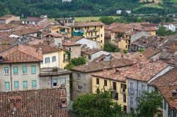 Veduta sui tetti di Bobbio, Piacenza, Emilia Romagna. Viuzze strette, case in sasso e palazzetti signorili sono la caratteristica di questo bel borgo dall'atmosfera medievale.



