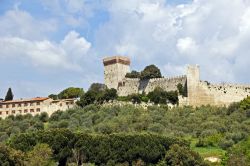 Veduta sulla Rocca del Leone a Castiglione del Lago, Umbria - Più volte rimaneggiato, il fortilizio di Castiglione del Lago divenne inattaccabile e famoso in tutta Europa. Ingrandito ...