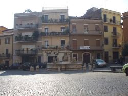 La fontana in piazza Mazzini a Velletri - © Deblu68 - Wikimedia Commons.