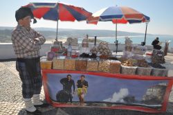 Venditore ambulante in spiaggia a Nazaré, costa del Portogallo a nord di Lisbona.