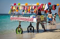 Venditore ambulante sulla spiaggia di Padula Bianca a Gallipoli in Puglia. - © Paolo Paradiso / Shutterstock.com