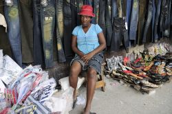 Una venditrice ambulante nelle strade di Port-au-Prince, capitale di Haiti - © arindambanerjee / Shutterstock.com