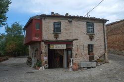 Venditta di formaggi  a km0 a Mondaino in Romagna - © MTravelr / Shutterstock.com