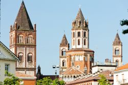 Vercelli e la basilica di Sant'Andrea, Piemonte. Particolare delle torri che caratterizzano l'edificio religioso.
