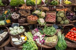 Verdura fresca e colorata in un mercato di Beaune, Francia.

