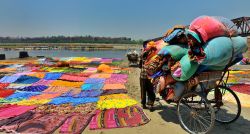 Vesiti ad asciugare lungo il fiume di Agra in India
