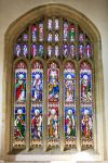 Una vetrata finemente decorata nella chiesa di Bibury,  Inghilterra - © Voyagerix / Shutterstock.com 