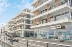 Vetrine di una farmacia in un centro specialistico di Dortmund, Germania - © Binder Medienagentur / Shutterstock.com