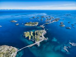 Veudta dall'alto di Henningsvaer, pittoresco porto da pesca nelle isole Lofoten (Norvegia).



