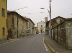Via Cavour nel centro di Comazzo nel Lodigiano - © Arbalete - CC BY-SA 3.0, Wikipedia