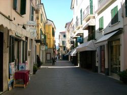 Via Roma, l'arteria principale del centro storico di  Cairo Montenotte in Provincia di Savona  - ©  Davide Papalini - CC BY 2.5 - Wikimedia Commons.