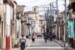 Gente a spasso e cavi elettrici lungo una via del centro di Camagüey, città nella zona centrale di Cuba - © Matyas Rehak / Shutterstock.com