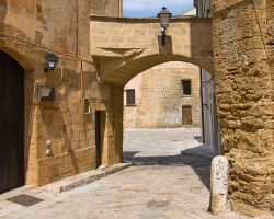 Una via del centro storico di Mesagne in puglia - © Mi.Ti. / Shutterstock.com