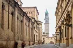 Nel centro storico di Parma: verso l'antica abbazia - questa maestosa via del centro storico di Parma porta al magnifico complesso dell'Abbazia di San Giovanni Evangelista, di cui spicca ...
