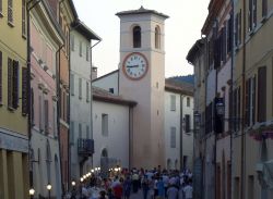 Via G. Matteotti e la Torre dellOrologio in centro a Casola Valsenio di Ravenna - © Giorgio Sagrini, CC BY-SA 3.0, Wikipedia