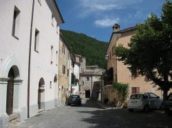 Passeggiata in via Roma, nel centro storico della cittadina di Genga, un comune della Provincia di Ancona, nelle Marche - © Alicudi - CC BY-SA 3.0 - Wikimedia Commons.