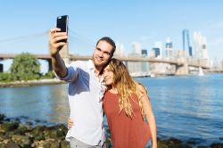 Viaggio di Nozze a New York CIty, una coppia si scatta selfie con skyline della Grande Mela