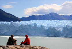 Viaggio di Nozze in Patagonia: una coppia davanti al ghiacciaio Perito Moreno vicino El Calafate, Argentina