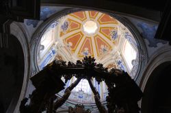Viana do Alentejo, Portogallo: la cupola del santuario mariano di Nossa Senhora de Aires vista dall'interno - © Joaquin Ossorio Castillo / Shutterstock.com