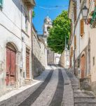 Un vicolo del centro storico di Caramanico Terme, Abruzzo. Questa località posta alle falde del massiccio della Majella, situata nel tipico ambiente appenninico, fa parte dei Borghi più ...