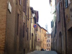 Vicolo dell'Oro, tipica via medievale a Siena